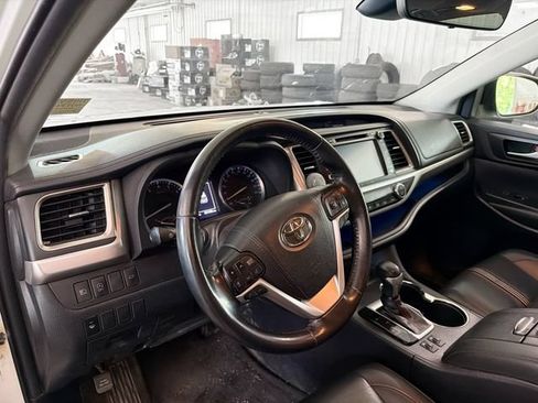 Used 2019 Toyota Highlander XLE AWD/4WD image 7