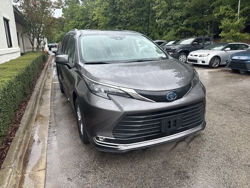 Used 2024 Toyota Sienna XLE FWD image 3