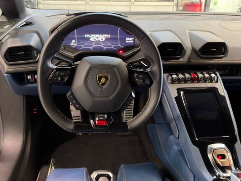 Used 2021 Lamborghini Huracan EVO image 17