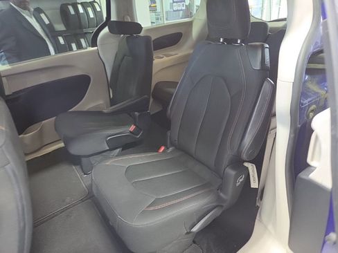 Used 2019 Chrysler Pacifica Touring Plus w/ Advanced Safetytec Group FWD image 3