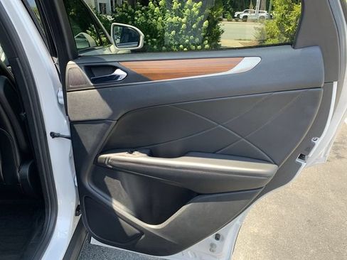 Used 2018 Lincoln MKC Select w/ Select Plus Package FWD image 11