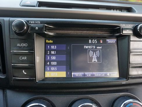 Used 2018 Toyota RAV4 LE FWD image 5