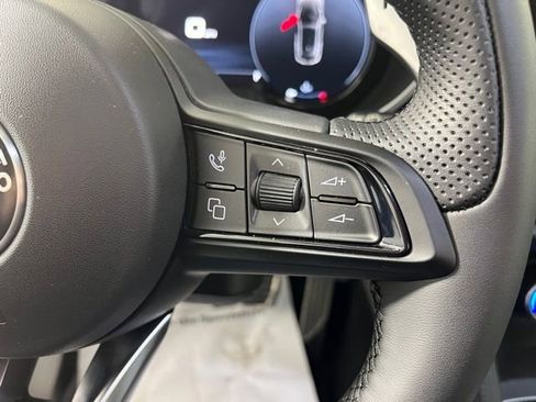 Used 2025 Alfa Romeo Stelvio Sprint w/ Convenience Package image 22