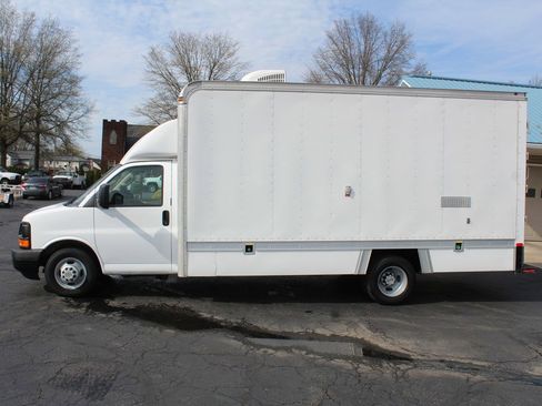 Used 2016 Chevrolet Express 4500 Extended image 2