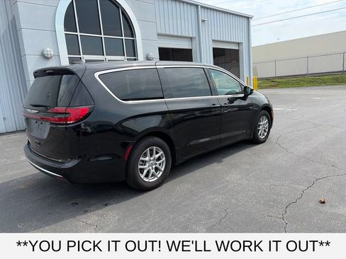 Used 2025 Chrysler Pacifica Select FWD image 6