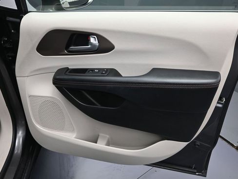 Used 2019 Chrysler Pacifica Touring-L FWD image 36