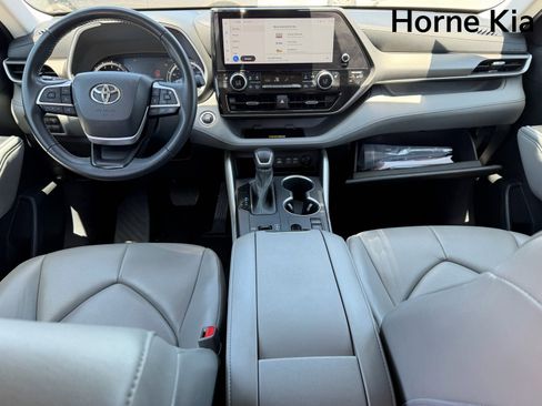 Used 2023 Toyota Highlander XLE FWD image 16