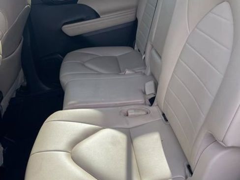 Used 2023 Toyota Highlander XLE image 8
