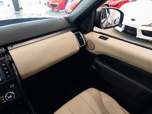 Used 2017 Land Rover Discovery SE AWD/4WD image 11