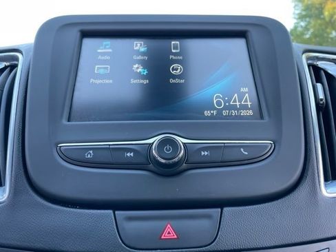 Used 2017 Chevrolet Malibu LT FWD image 23