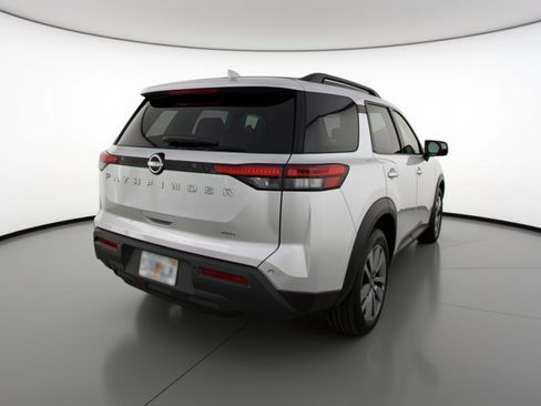 Used 2025 Nissan Pathfinder SV image 9