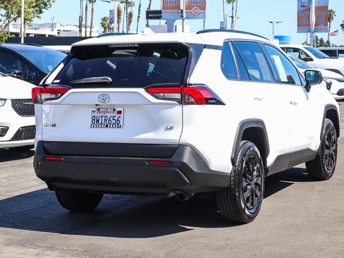 Used 2020 Toyota RAV4 LE FWD image 4