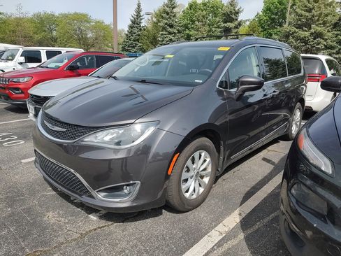 Used 2019 Chrysler Pacifica Touring-L FWD image 2