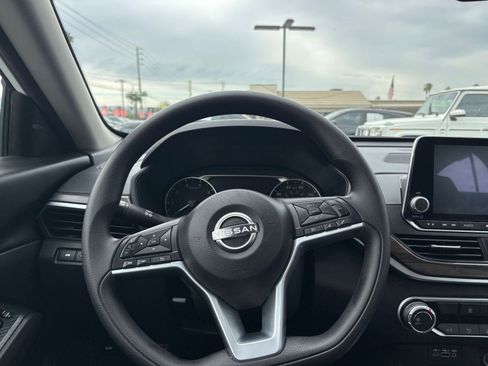 Used 2025 Nissan Altima 2.5 SV image 36