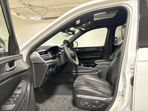 Used 2023 Jeep Grand Cherokee Altitude AWD/4WD image 20