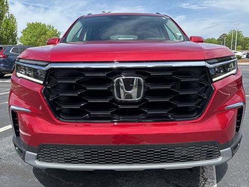 Used 2025 Honda Pilot Touring image 2