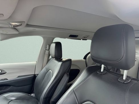 Used 2017 Chrysler Pacifica Limited w/ UConnect Theater Package image 12