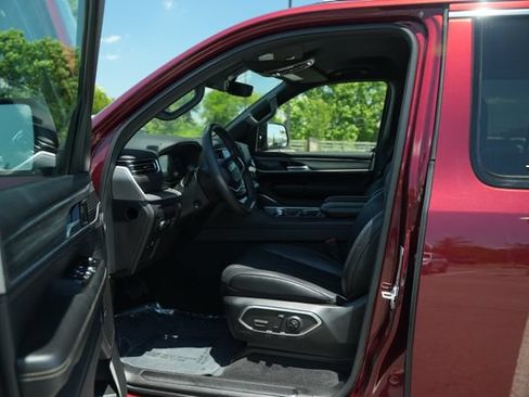 Used 2024 Jeep Wagoneer Series II w/ Flexible Seating Group AWD/4WD image 12