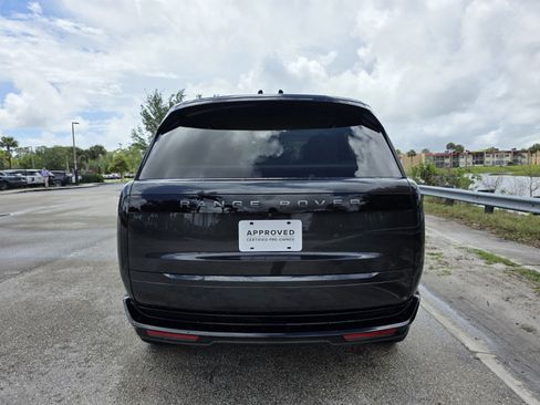 Used 2025 Land Rover Range Rover SE image 6