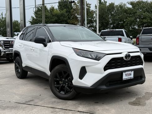 Used 2022 Toyota RAV4 LE FWD image 2