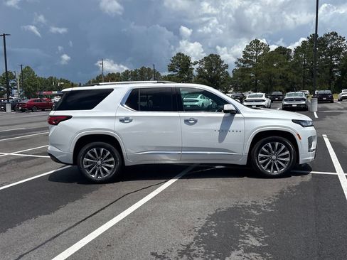 Used 2023 Chevrolet Traverse Premier FWD image 37