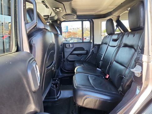 Used 2019 Jeep Wrangler Unlimited Sahara image 10