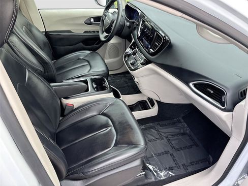Used 2023 Chrysler Pacifica Touring-L FWD image 29