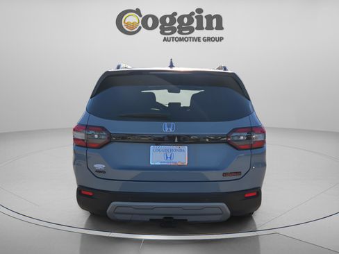 Used 2025 Honda Pilot TrailSport image 4