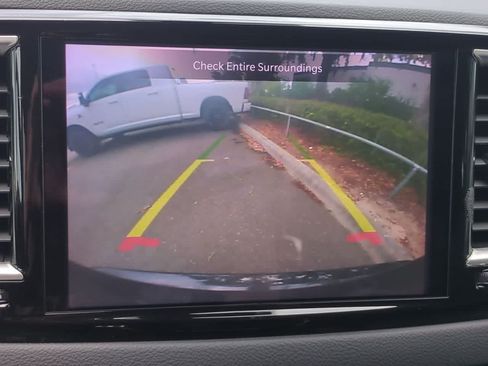 Used 2023 Chrysler Pacifica Touring-L FWD image 29
