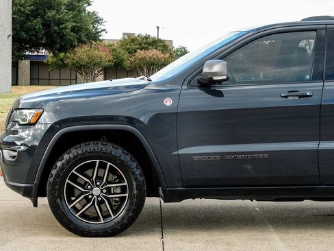 Used 2017 Jeep Grand Cherokee Trailhawk w/ Trailhawk Luxury Group AWD/4WD image 16