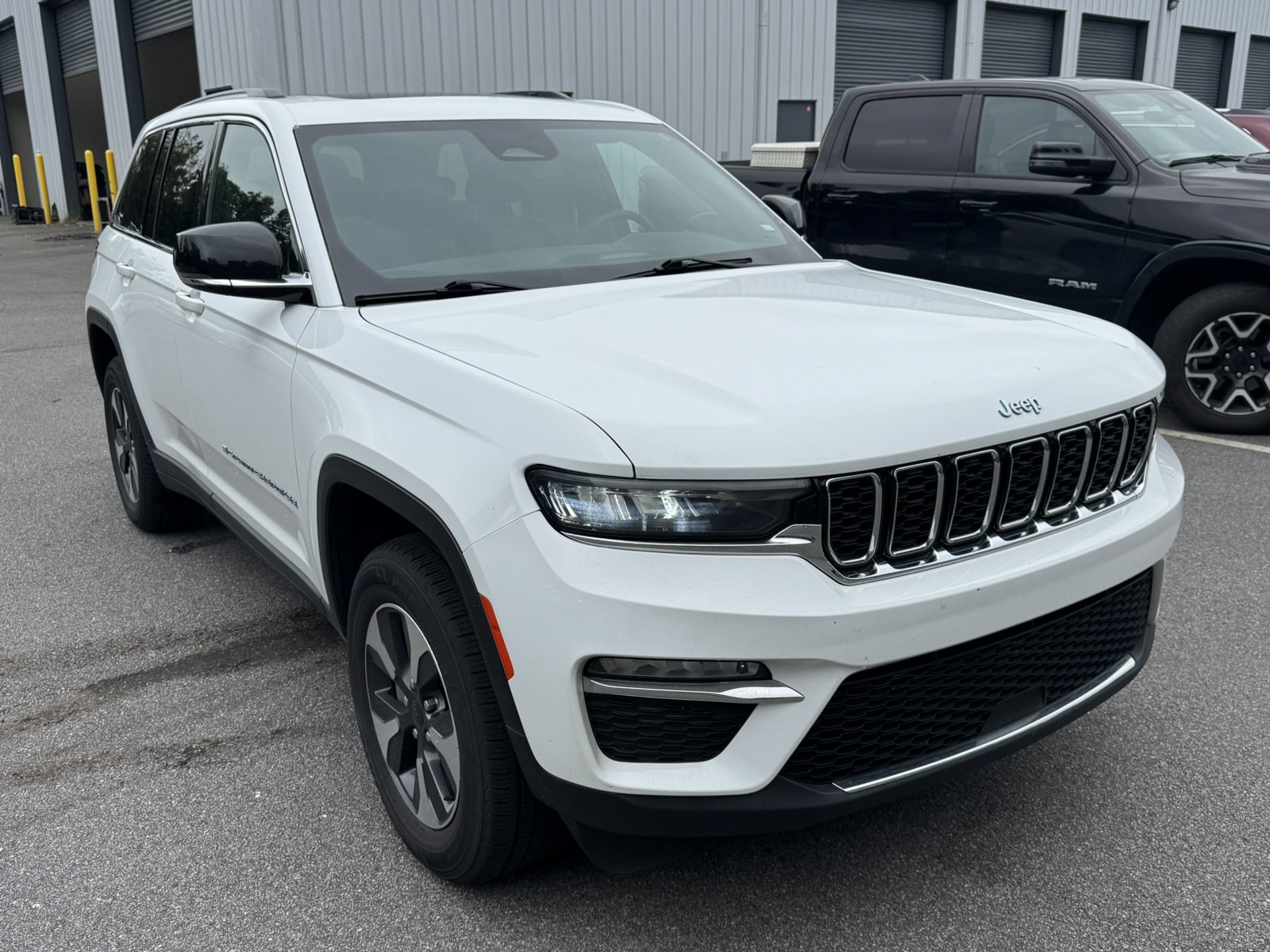 Used 2024 Jeep Grand Cherokee Limited 4xe AWD/4WD image 3