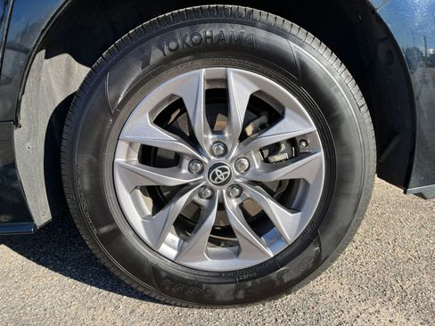 Used 2025 Toyota Sienna XLE image 35