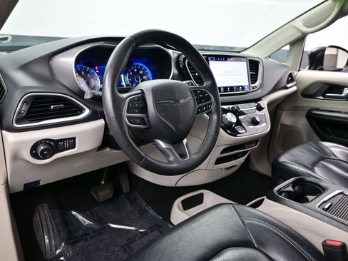 Used 2022 Chrysler Pacifica Touring-L FWD image 12