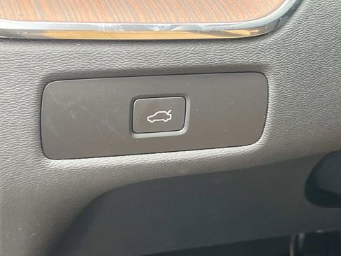 Used 2023 Volvo XC60 B5 Ultimate image 23