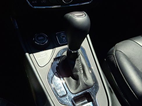 Used 2022 Jeep Cherokee Limited AWD/4WD image 14
