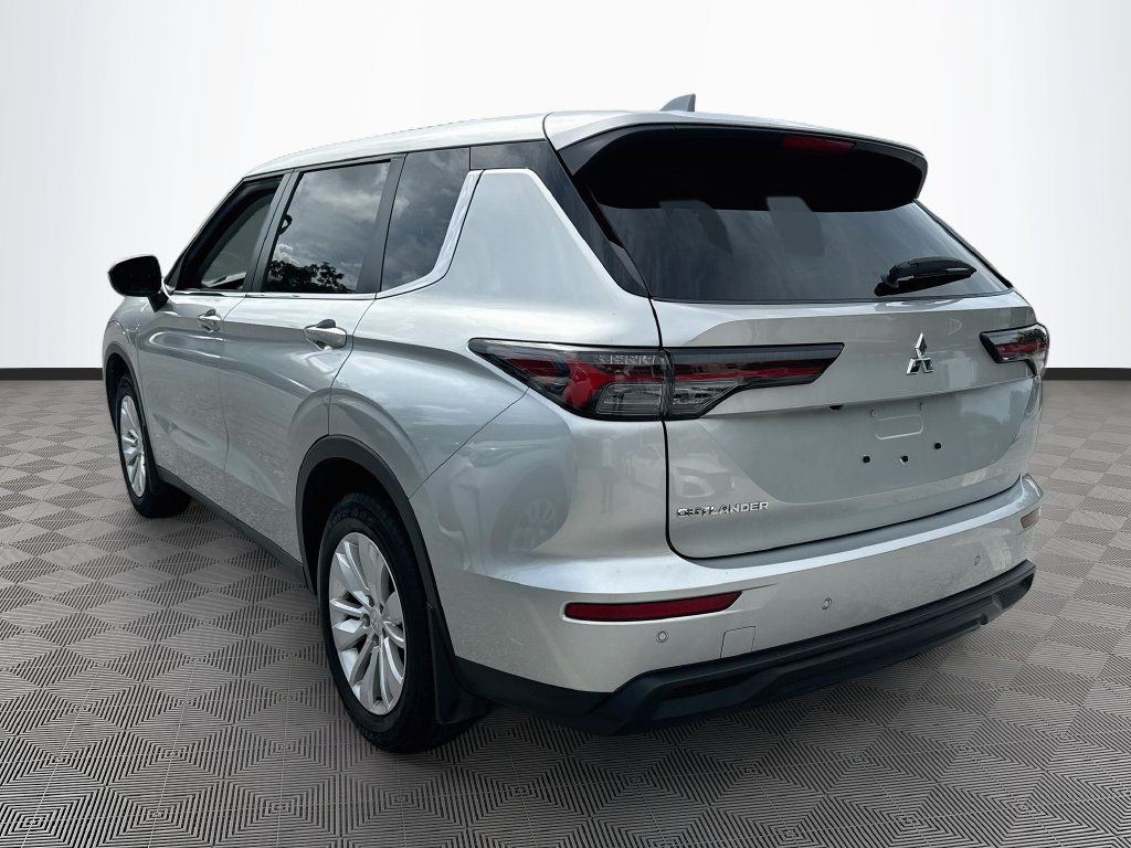 Used 2025 Mitsubishi Outlander ES FWD image 8