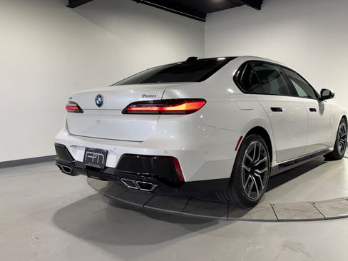 Used 2023 BMW 760i xDrive w/ Executive Package AWD/4WD image 14