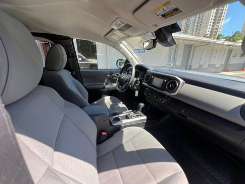 Used 2018 Toyota Tacoma SR5 AWD/4WD image 25