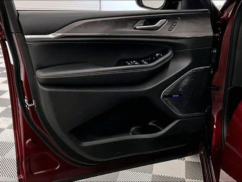 Used 2024 Jeep Grand Cherokee Overland w/ Luxury Tech Group IV image 21