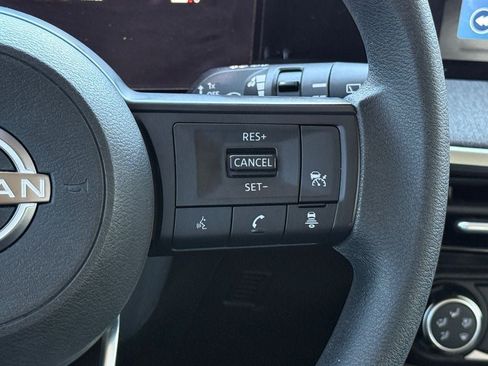 Used 2025 Nissan Kicks SV AWD/4WD image 21