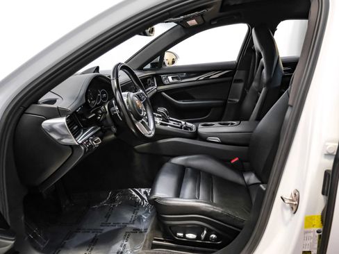 Used 2019 Porsche Panamera image 28