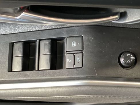 Used 2022 Toyota Highlander XLE AWD/4WD image 16