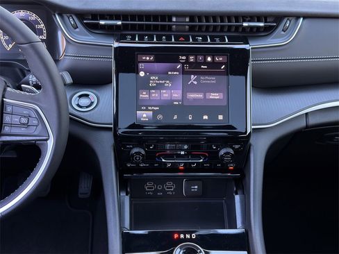 New 2025 Jeep Grand Cherokee L Altitude image 14