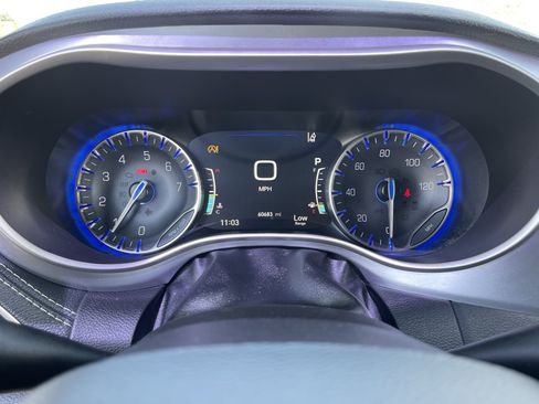 Used 2021 Chrysler Pacifica Touring-L w/ Premium & Safety Sphere Group FWD image 32