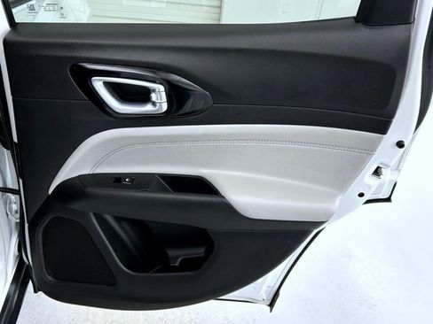 Certified 2025 Jeep Compass Limited image 17