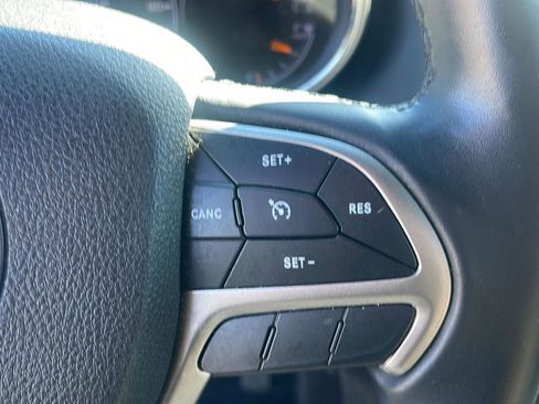 Used 2018 Jeep Grand Cherokee Laredo image 16