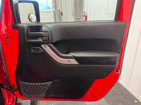 Used 2016 Jeep Wrangler Unlimited Rubicon w/ Connectivity Group image 16