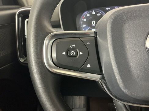 Used 2020 Volvo XC40 T4 Momentum image 16
