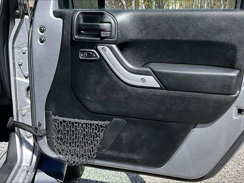 Used 2018 Jeep Wrangler Unlimited Sahara w/ Connectivity Group AWD/4WD image 23