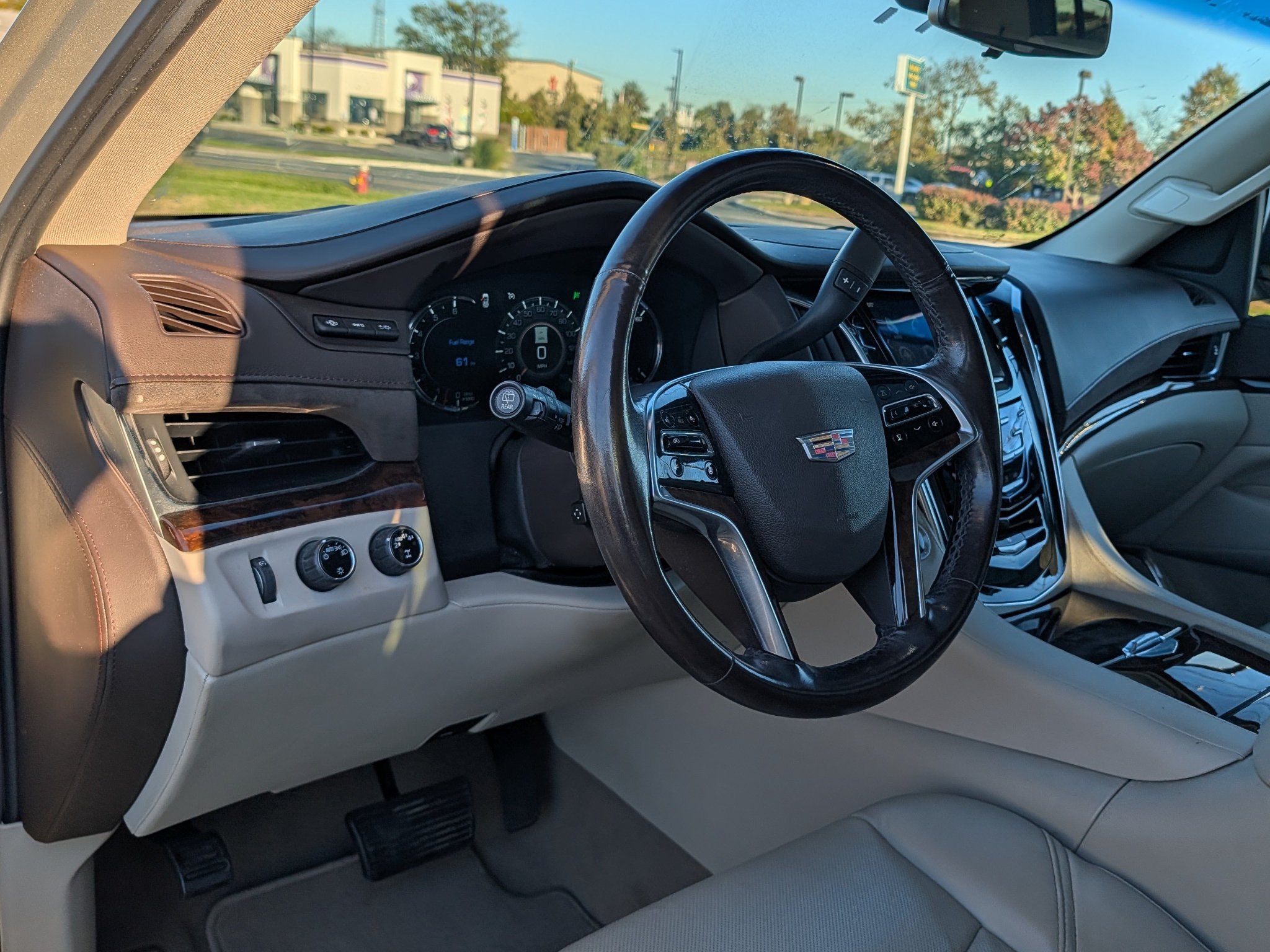 Used 2017 Cadillac Escalade ESV Luxury AWD/4WD image 22